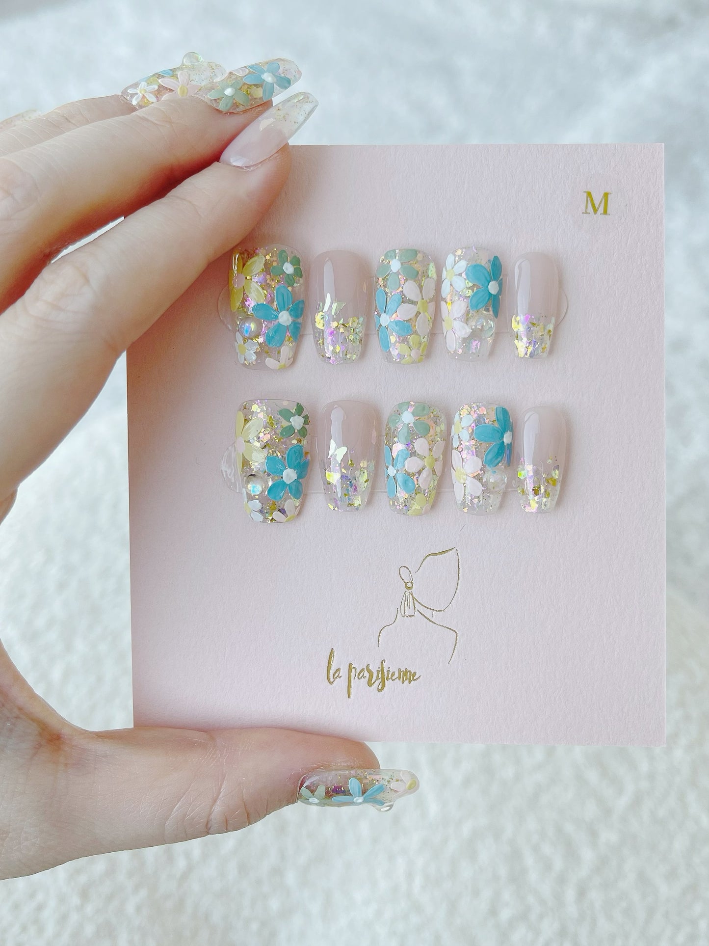 The Daisy Hiding In The Corner Loves You Deeply In Its Heart Press On Nails