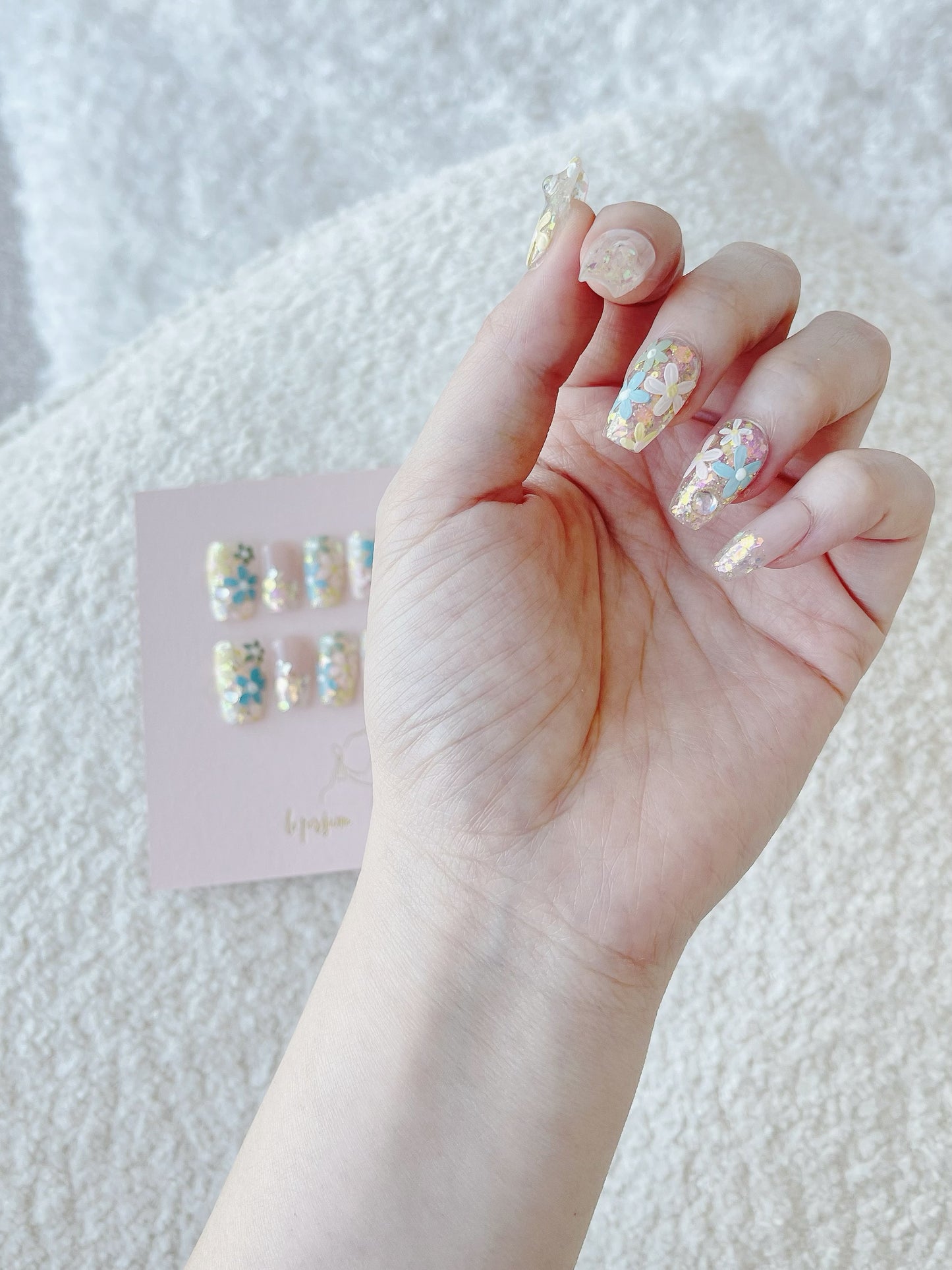 The Daisy Hiding In The Corner Loves You Deeply In Its Heart Press On Nails