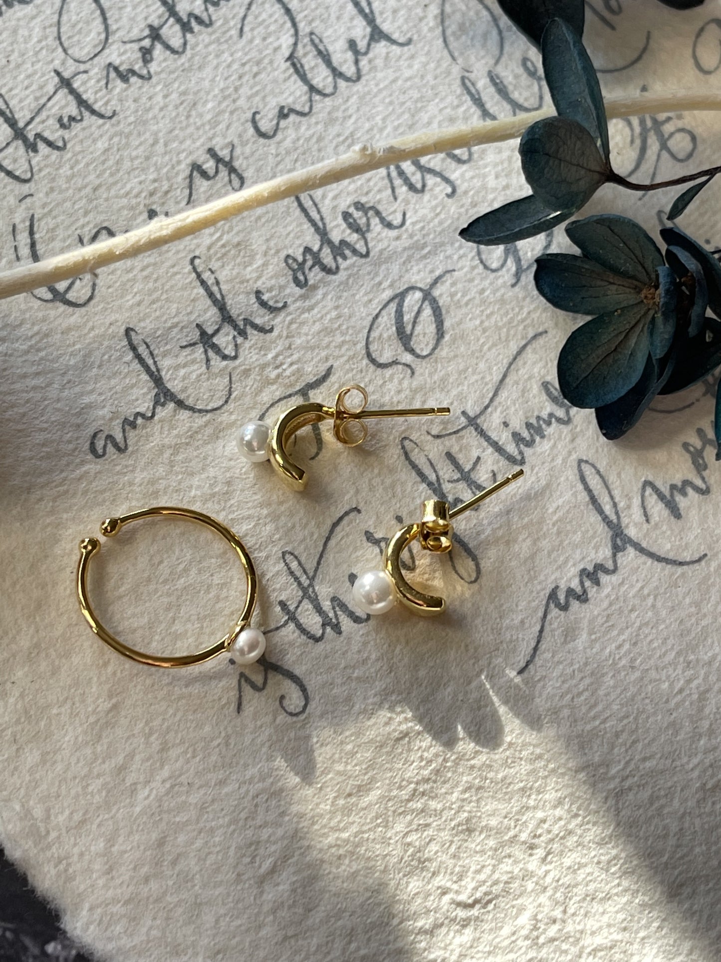Carly Pearl Earrings