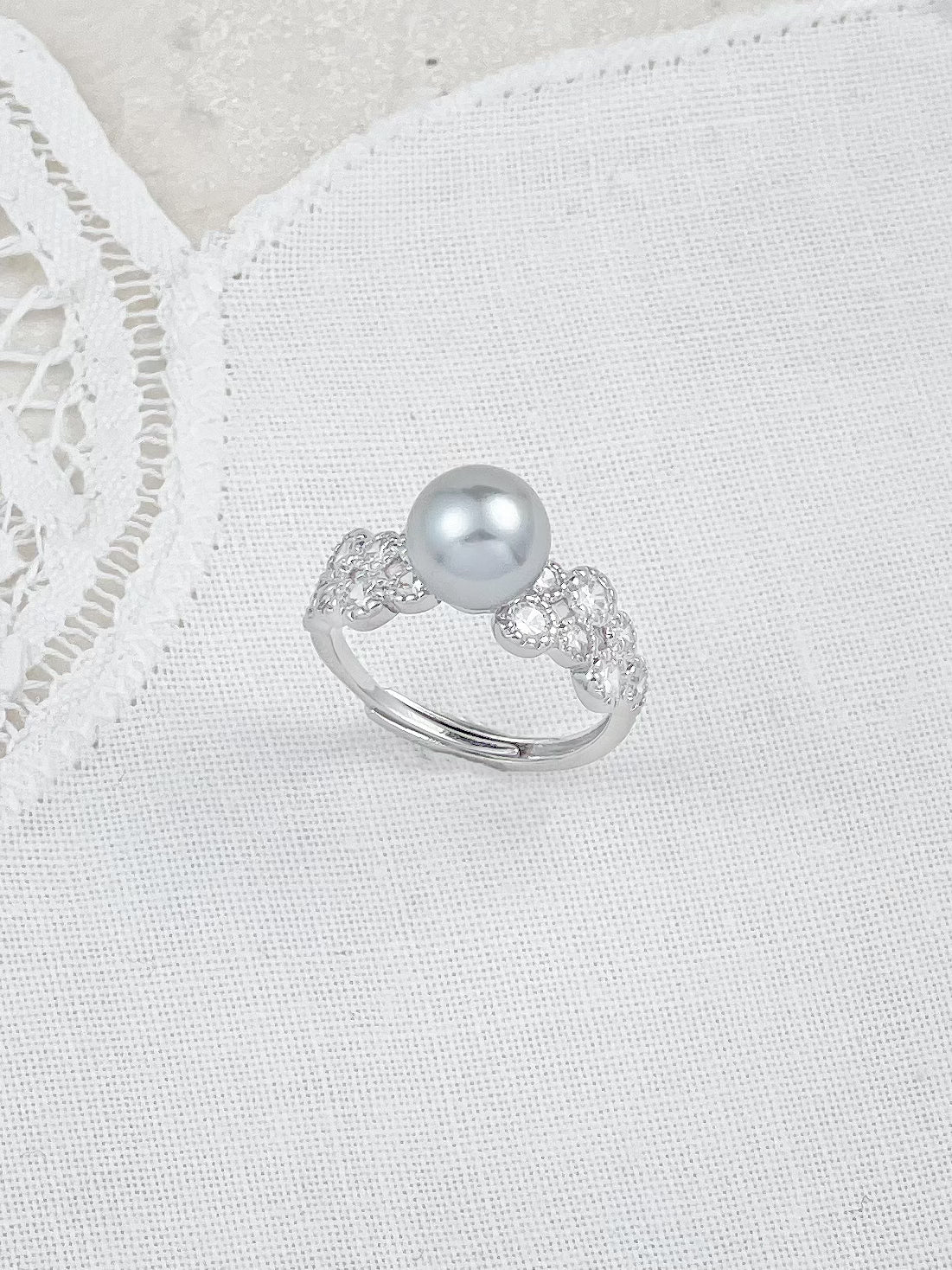 Silver Round Diamond Pearl Ring