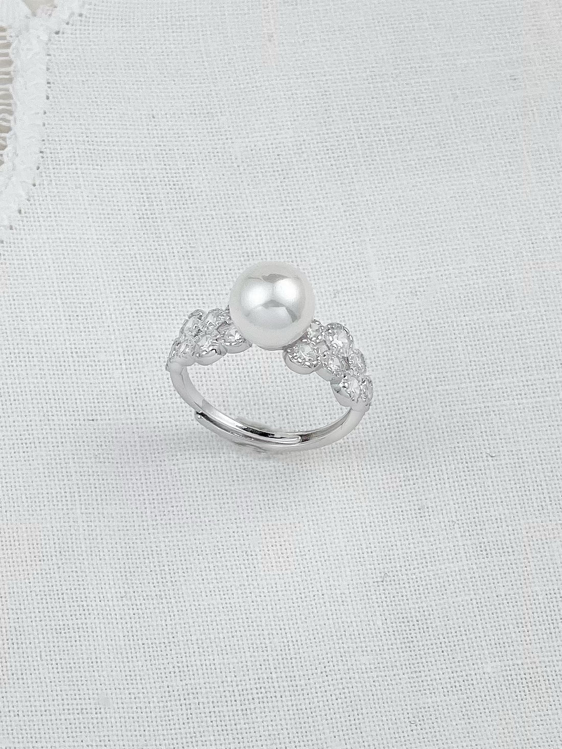 Silver Round Diamond Pearl Ring