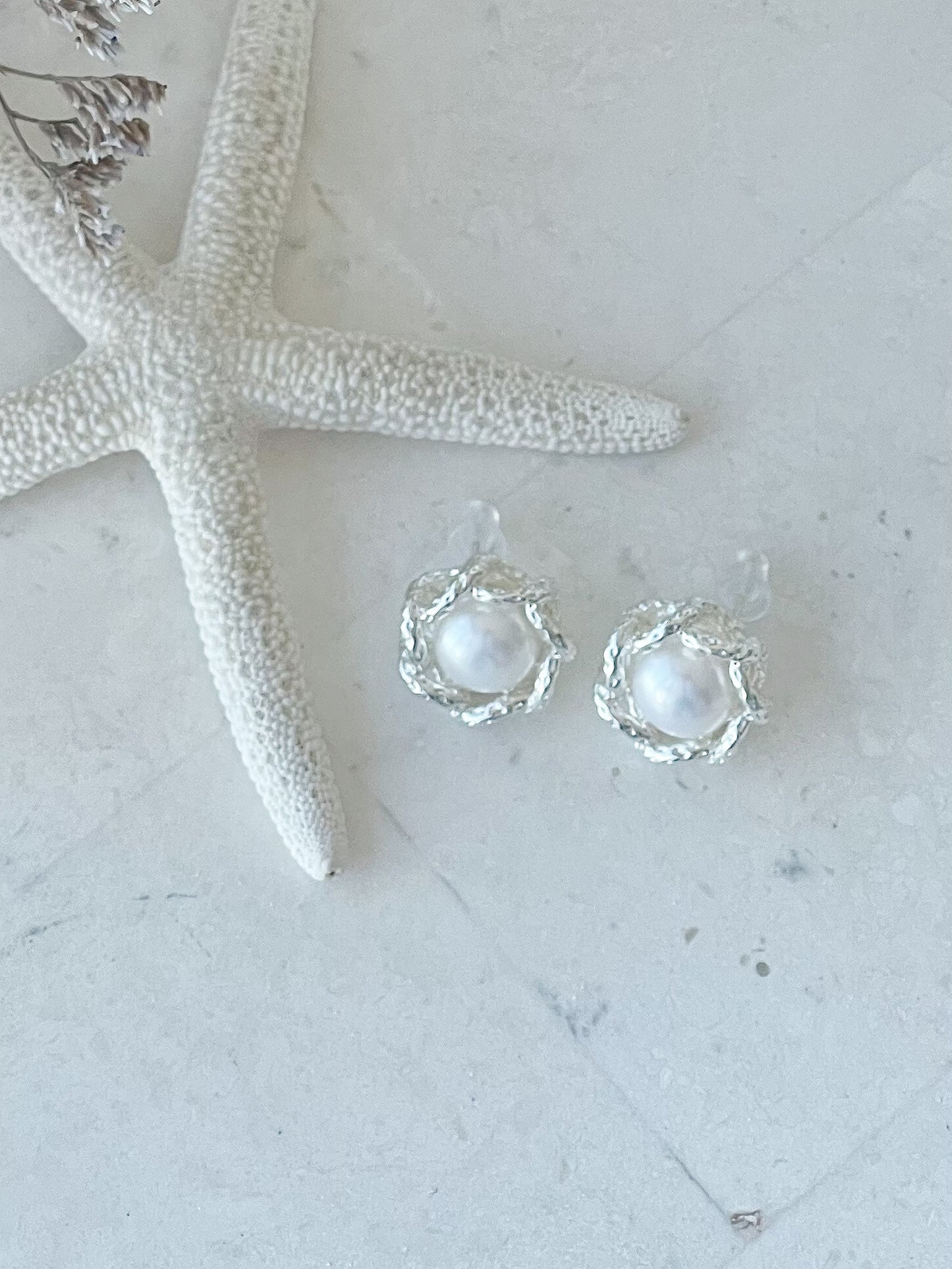 Sirenang-dagat Silver Plated Freshwater Pearl Stud Earrings